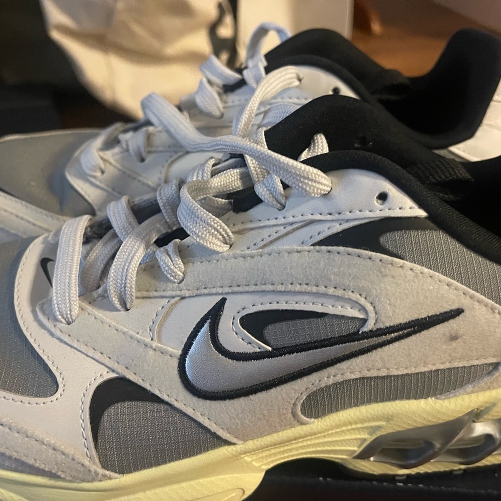Never worn (as you can tell from the bottom of the shoes)!!!